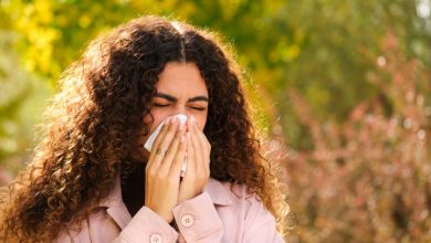 Además, las alergias estacionales pueden aumentar la sensibilidad de las vías respiratorias a otros desencadenantes del asma.