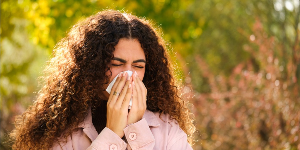 Además, las alergias estacionales pueden aumentar la sensibilidad de las vías respiratorias a otros desencadenantes del asma.