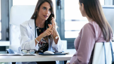 Doctora explicando sobre el aborto espontáneo