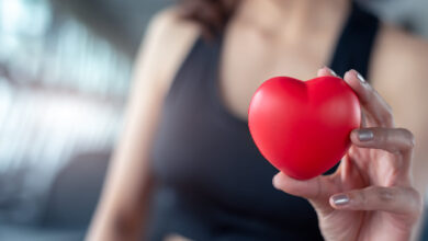 mujer realizando ejercicios para tener un corazón sano