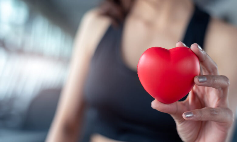 mujer realizando ejercicios para tener un corazón sano