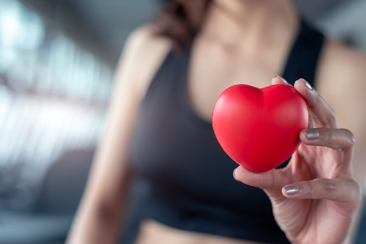mujer realizando ejercicios para tener un corazón sano
