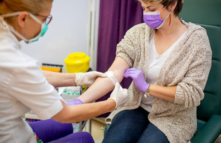 Mujer donando sangre