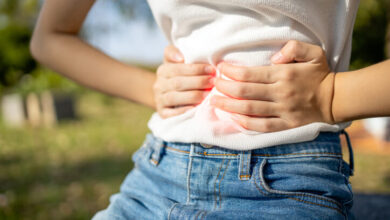 Mujer con dolor en el abdomen por gastritis atrófica