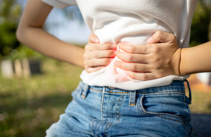 Mujer con dolor en el abdomen por gastritis atrófica