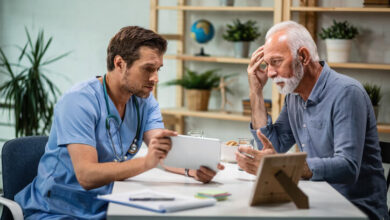 Doctor explicando sobre la detección del cáncer de pulmón