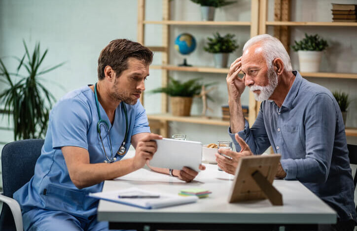 Doctor explicando sobre la detección del cáncer de pulmón