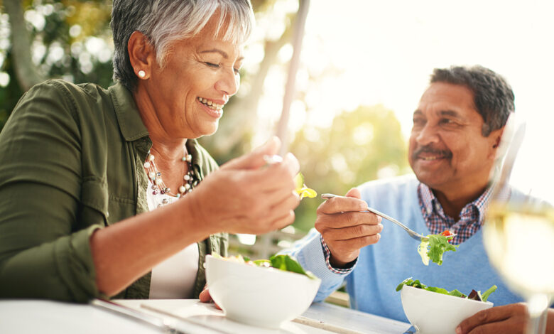 Personas comiendo sano para prevenir cáncer gástrico