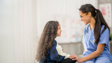 Doctora y niña con enfermedad de Crohn