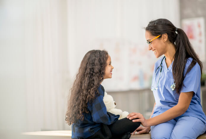 Doctora y niña con enfermedad de Crohn