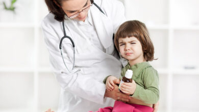Gastroenterólogo Pediátrico examinando a una niña