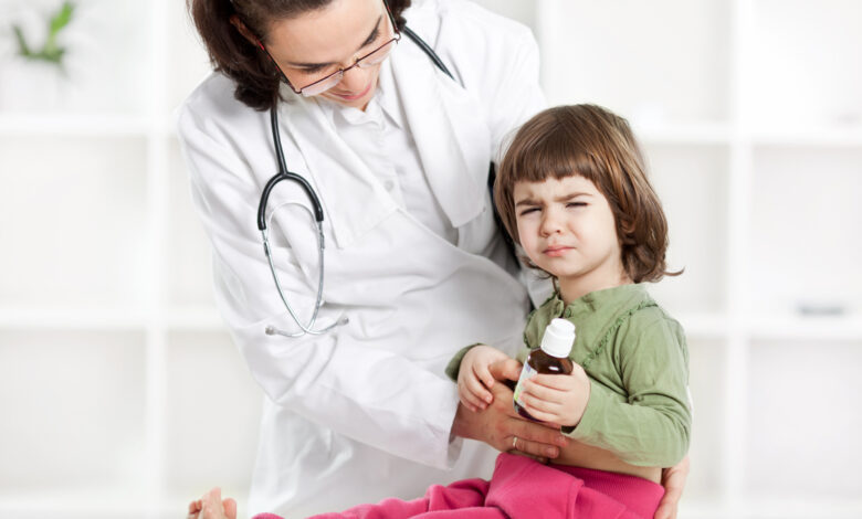 Gastroenterólogo Pediátrico examinando a una niña