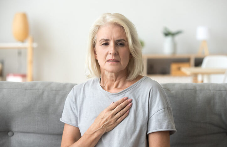 Mujer con síndrome de corazón roto