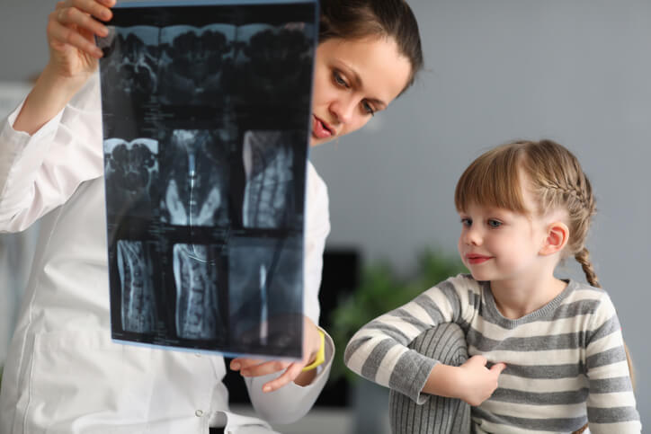 Cómo se diagnostica y trata el déficit en la hormona de crecimiento