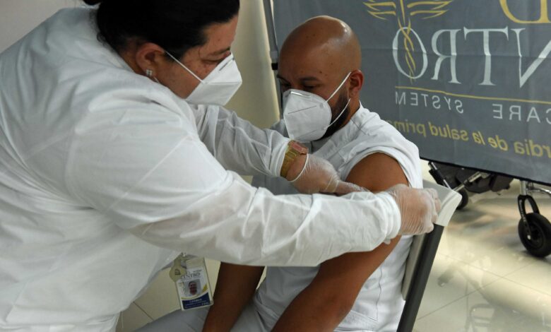 Enfermero-Juan-Diego-Perez-recibe-la-vacuna-del-COVID-en-Med-Centro-DSC_4448