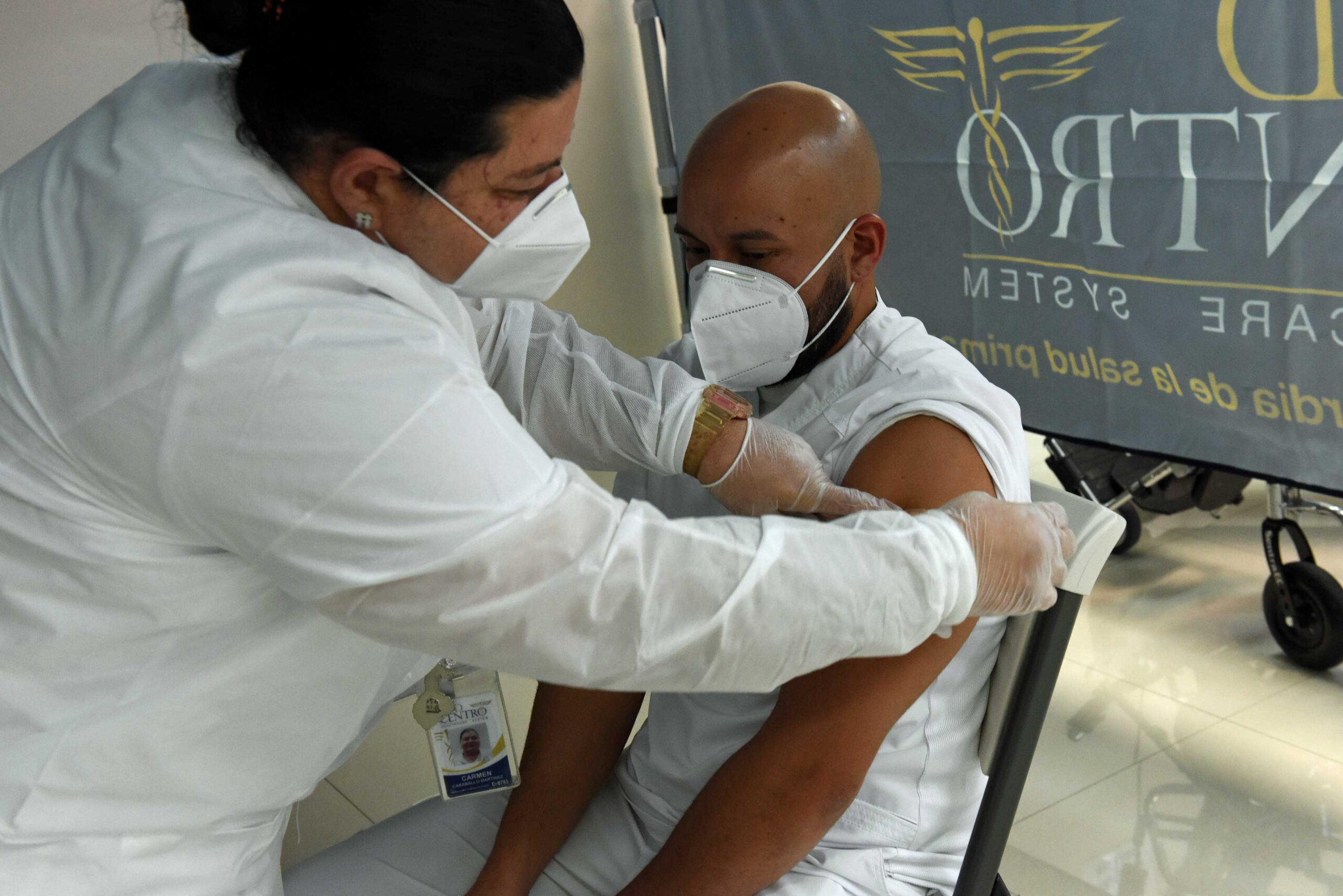 Enfermero-Juan-Diego-Perez-recibe-la-vacuna-del-COVID-en-Med-Centro-DSC_4448