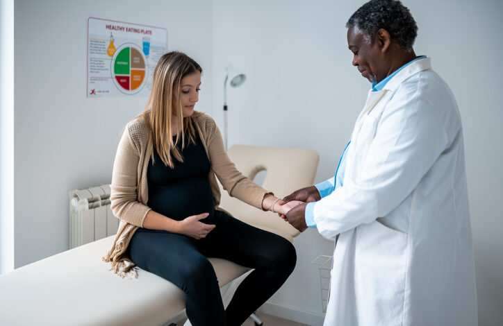 El médico mide el pulso de las embarazadas