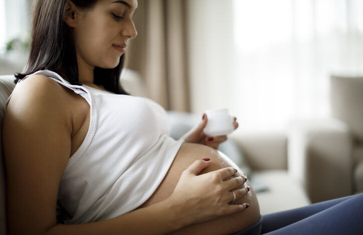 Por lo general, suelen aparecer en la segunda mitad de la gestación, sobre todo en el vientre y las mamas.