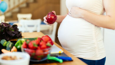 Una dieta variada y equilibrada es rica en nutrientes importantes para la salud presente y futura de la madre y el bebé.