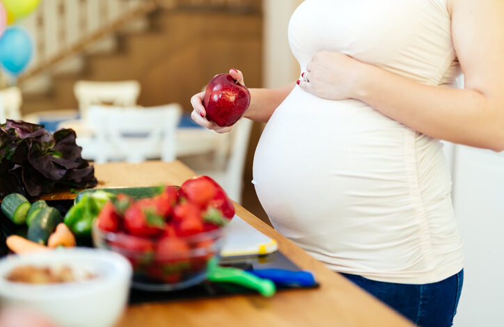 Una dieta variada y equilibrada es rica en nutrientes importantes para la salud presente y futura de la madre y el bebé.