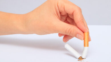 mano aplastando un cigarrillo. Nota sobre tabacoo y esclerosis multiple