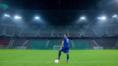 jugador de futbol en campo con balón en pie, Messi COVID-19