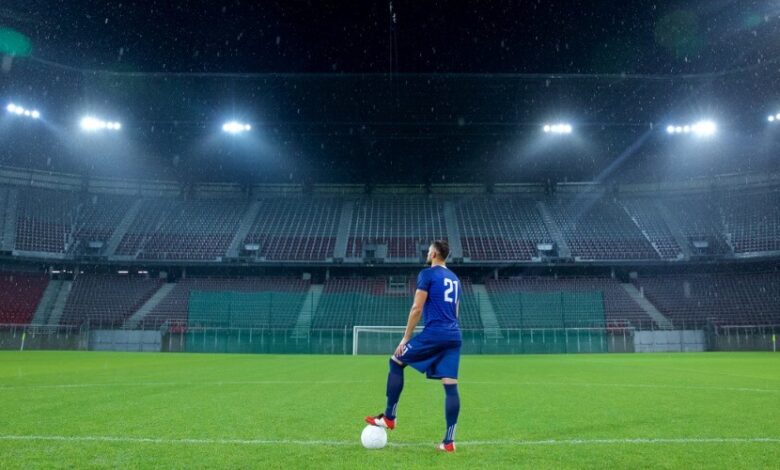 jugador de futbol en campo con balón en pie, Messi COVID-19