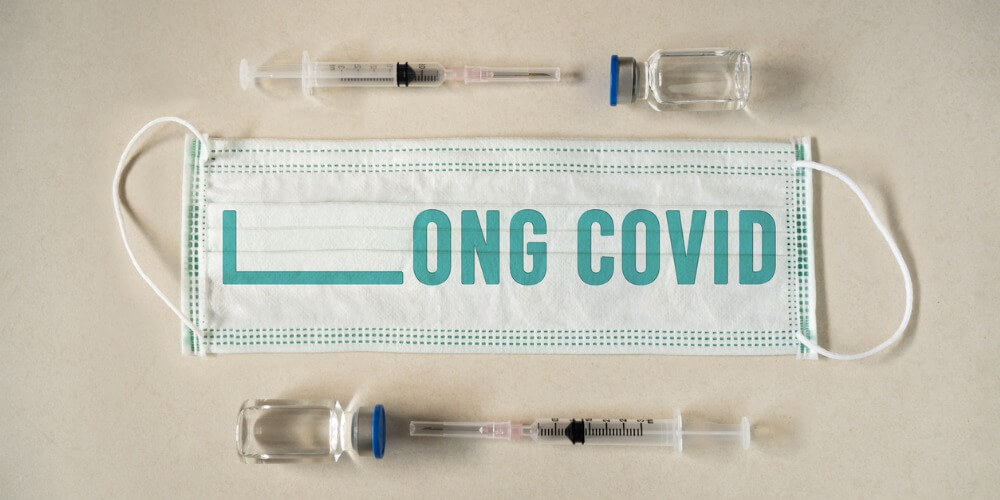 Síndrome post-COVID, mascarilla rodeada de vacunas para coronavirus