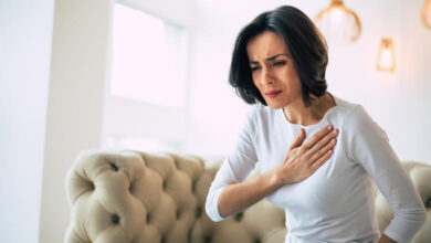 Durante un ataque de pánico, el dolor en el pecho es agudo o punzante y se localiza en el medio del tórax; mientras que en el infarto, se siente con opresión. Además, el dolor de pecho en un ataque cardíaco puede extenderse al brazo, según los Institutos Nacionales de Salud (NIH).