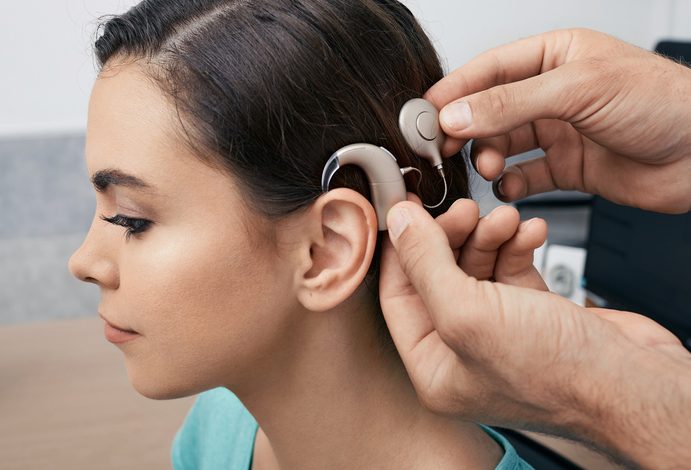 FDA autoriza la venta de audífonos sin receta médica para personas con pérdida auditiva
