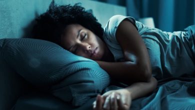 mujer durmiendo en su cama de noche despertar de noche es la noradrenalina mejorando la memoria
