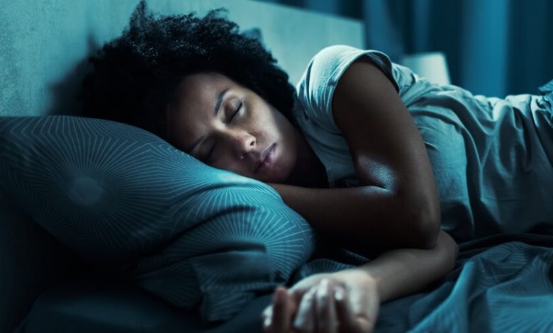 mujer durmiendo en su cama de noche despertar de noche es la noradrenalina mejorando la memoria