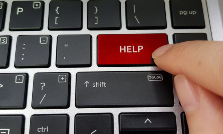 persona presionando teclado frase AYUDA señales de alerta ante suicidio