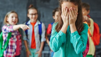 Se trata de la violencia que ejercen unos niños sobre otros, es decir, se produce entre iguales.