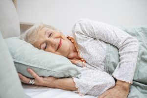 En general, la cantidad necesaria de sueño permanece constante a lo largo de la vida adulta.