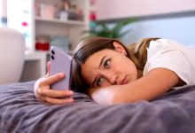 La evidencia acumulada sugiere que existe un vínculo entre el tiempo dedicado a las redes sociales y las tasas de depresión, especialmente entre adolescentes y adultos jóvenes.