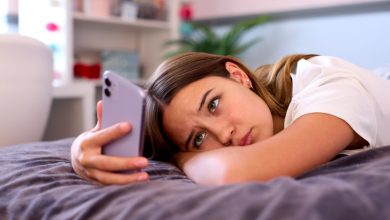 La evidencia acumulada sugiere que existe un vínculo entre el tiempo dedicado a las redes sociales y las tasas de depresión, especialmente entre adolescentes y adultos jóvenes.