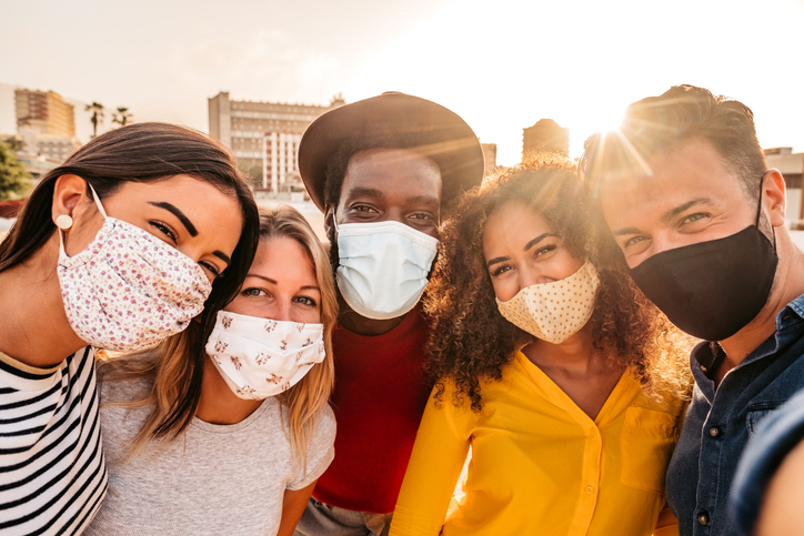 El documental cuenta con entrevistas y testimonios de profesionales y líderes en el campo de la salud. 