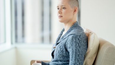 Más allá de sus implicaciones físicas, la alopecia conlleva un estigma social que impacta significativamente en la vida de quienes la experimentan