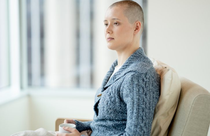 Más allá de sus implicaciones físicas, la alopecia conlleva un estigma social que impacta significativamente en la vida de quienes la experimentan