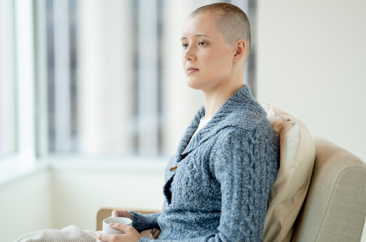 Más allá de sus implicaciones físicas, la alopecia conlleva un estigma social que impacta significativamente en la vida de quienes la experimentan