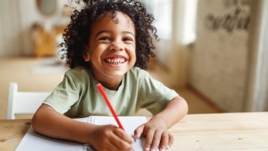 Algunos defensores de la escritura a mano argumentan que esta habilidad es fundamental para el desarrollo cognitivo y motor de los niños.
