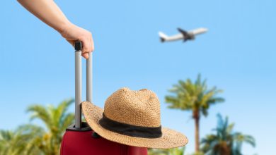 Viajar con dermatitis atópica puede requerir algunas precauciones adicionales para mantener la piel saludable y cómoda durante el viaje.
