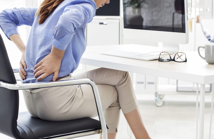 La espondilitis anquilosante puede presentar desafíos únicos en el lugar de trabajo debido a sus síntomas y limitaciones.
