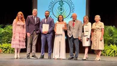 El evento contó con la presencia de distinguidos miembros del cuerpo docente, así como familiares y amigos de los graduandos.