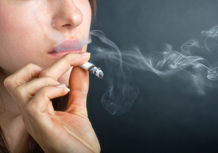 La prevención del tabaquismo y la reducción de la exposición al humo del cigarrillo son fundamentales para mejorar el control del asma.