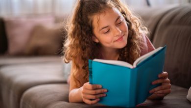 La lectura durante el verano no solo es una excelente forma de entretenerse, sino que también ayuda a mantener y mejorar las habilidades cognitivas adquiridas durante el año escolar.