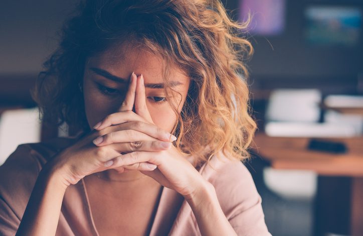 Según investigaciones recientes, aproximadamente un tercio de los adultos diagnosticados con EoE experimentan ansiedad, mientras que hasta un 15% enfrentan depresión.