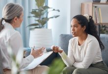 Hablar con un enfermero psiquiátrico u otro profesional de la salud sobre estas opciones podría ser un paso importante hacia una vida plena y estable con esquizofrenia.