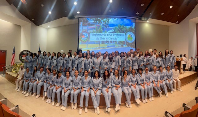 84 estudiantes de Bachillerato y Maestría en Enfermería participaron en la emotiva ceremonia de Iniciación a la Práctica Clínica e Investidura en la UPR
